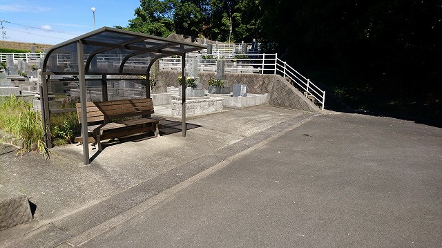 駐車場・ベンチ